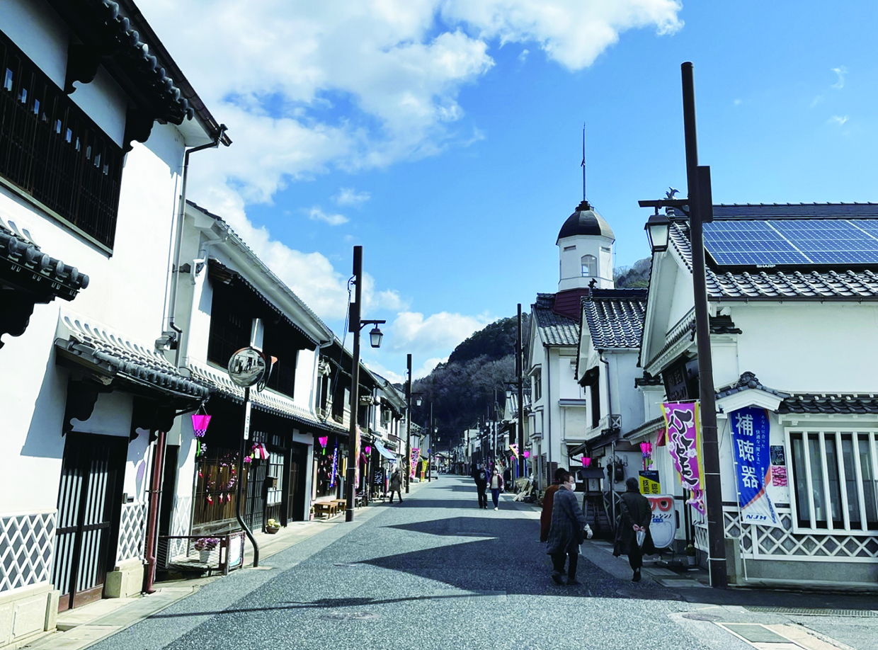 風情ある白壁の街並み【府中市上下町】