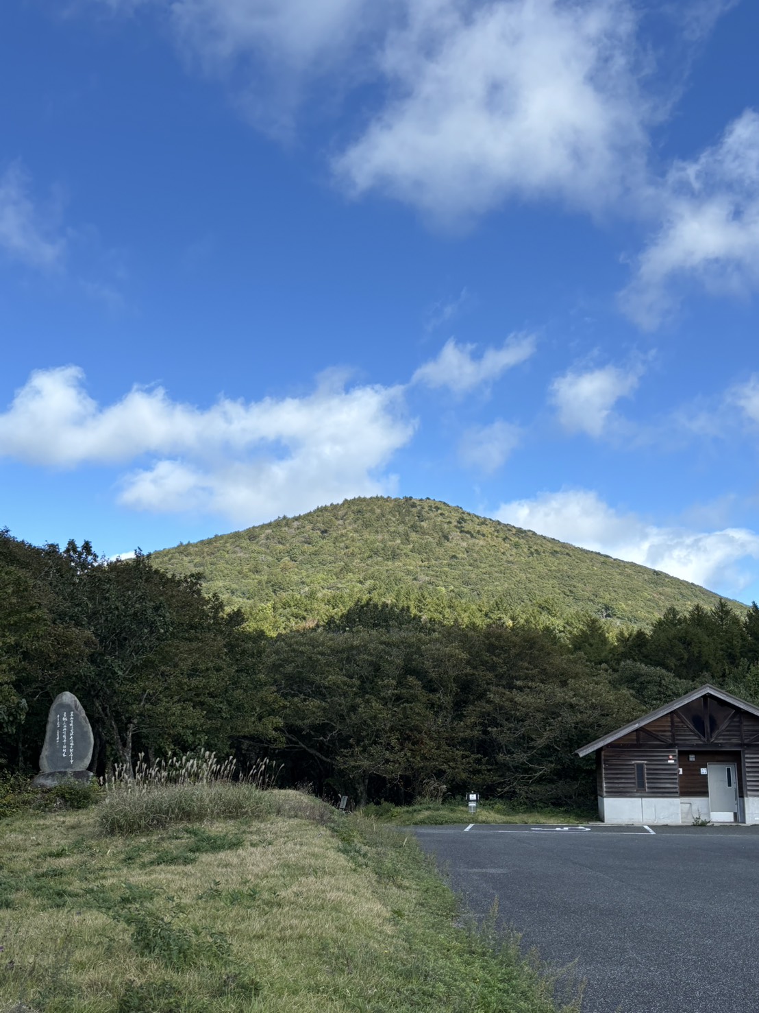 見どころ
日本三百名山のひとつ。田中澄江著『新花の百名山』の中にも取り上げられています。
山頂からの360度の眺望、牧場跡の石塁、たたら製鉄の水源として造られた大池などがあります。
※気象状況により、変動することがありますので、予めご了承ください。
アクセス
庄原ICから月見が丘までお車で約45分
東城ICから月見が丘までお車で約30分